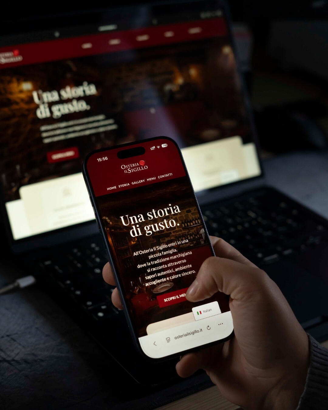 Anteprima del sito web responsive di Osteria al Sigillo, progettato da Vertical District, visualizzato su computer e smartphone.